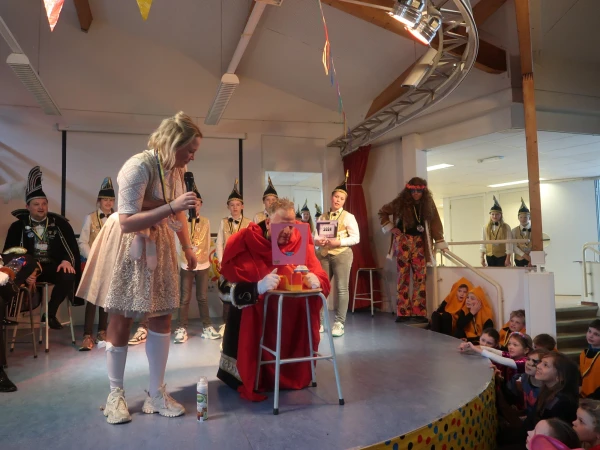 Schoolcarnaval en optocht Agelo