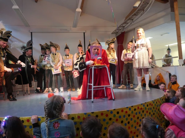 Schoolcarnaval en optocht Agelo