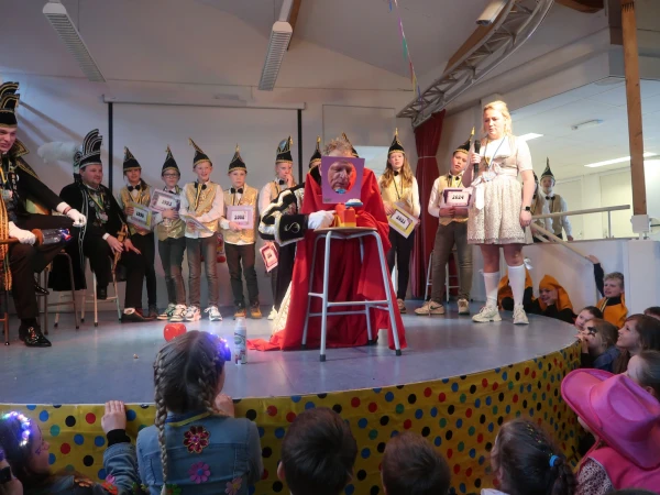 Schoolcarnaval en optocht Agelo