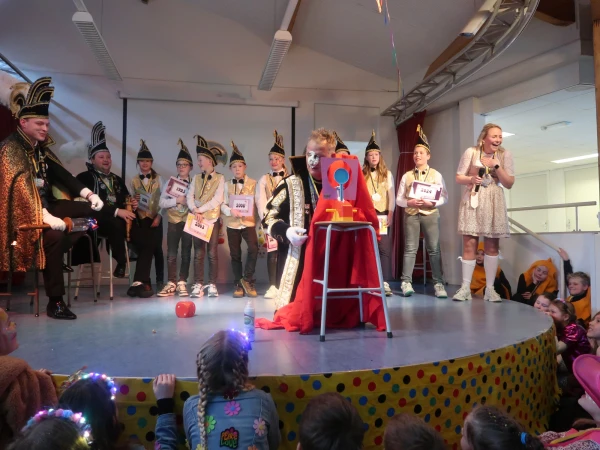 Schoolcarnaval en optocht Agelo