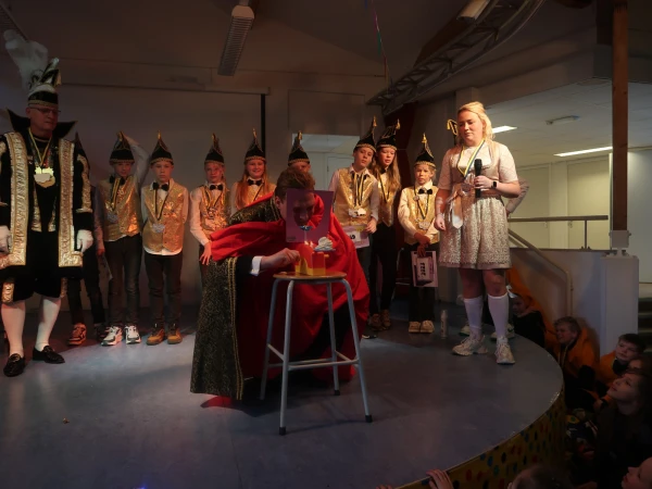 Schoolcarnaval en optocht Agelo
