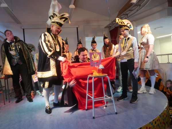Schoolcarnaval en optocht Agelo