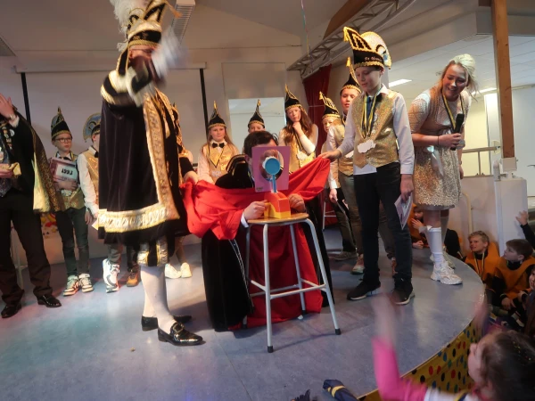 Schoolcarnaval en optocht Agelo