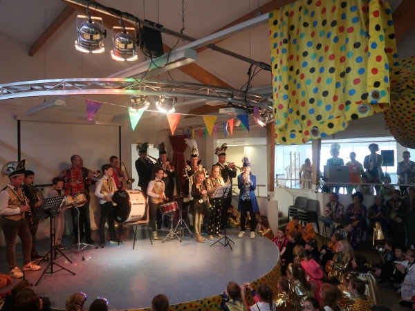 Schoolcarnaval en optocht Agelo