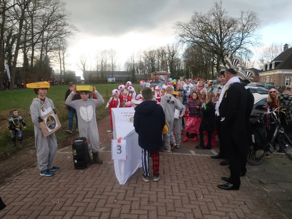 Schoolcarnaval en optocht Agelo