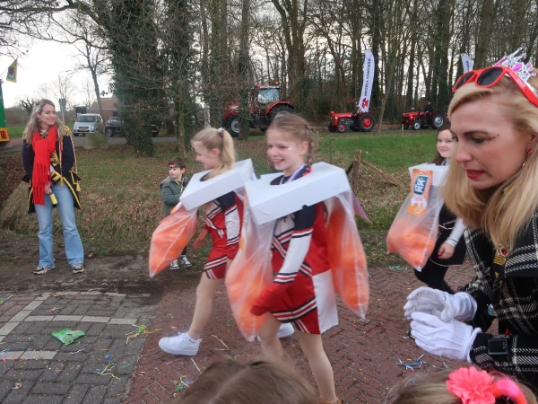Schoolcarnaval en optocht Agelo
