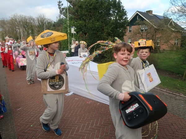 Schoolcarnaval en optocht Agelo