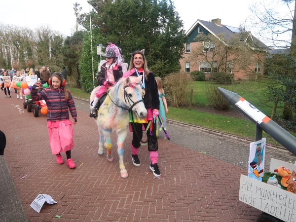 Schoolcarnaval en optocht Agelo