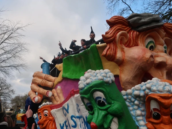 Schoolcarnaval en optocht Agelo