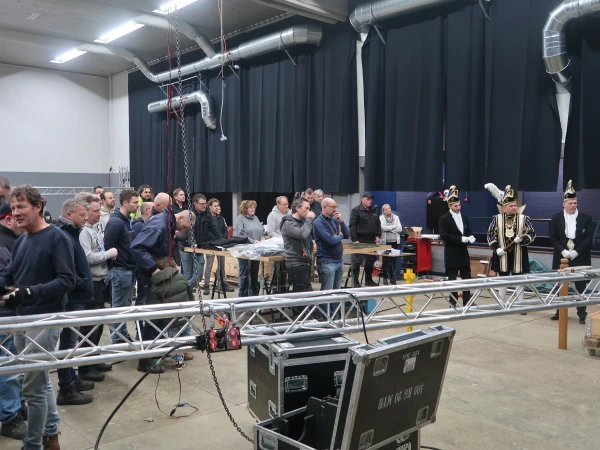 Eerste paal, snert van Henny en fotomoment Hofauto's Wiefferink