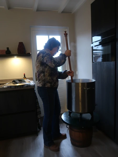 Eerste paal, snert van Henny en fotomoment Hofauto's Wiefferink