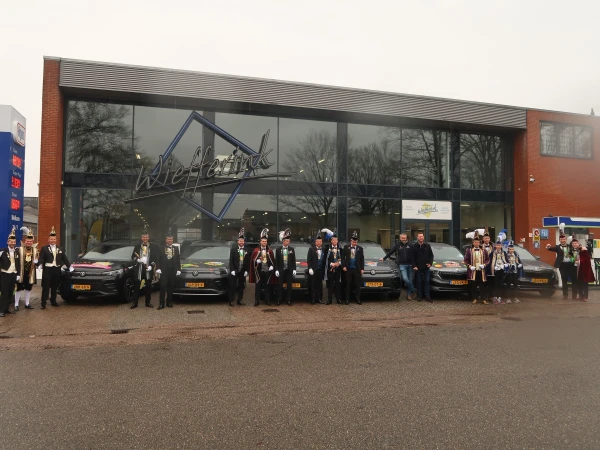 Eerste paal, snert van Henny en fotomoment Hofauto's Wiefferink