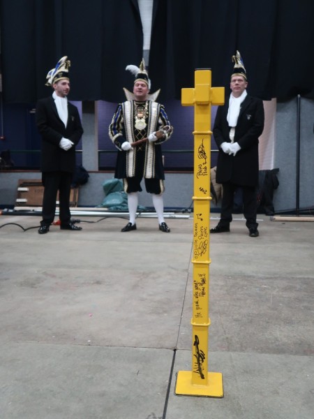 Eerste paal, snert van Henny en fotomoment Hofauto's Wiefferink