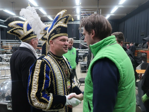 Eerste paal, snert van Henny en fotomoment Hofauto's Wiefferink