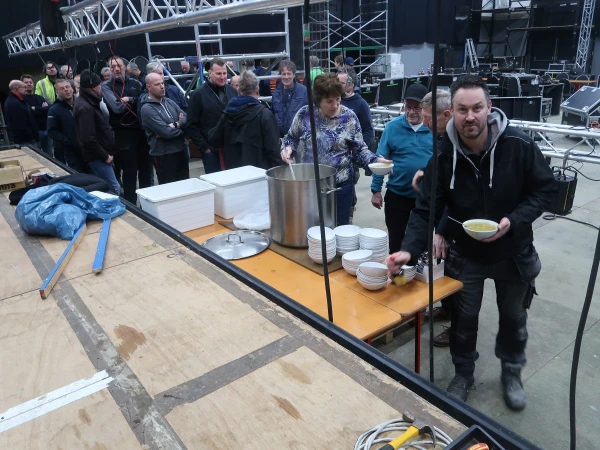 Eerste paal, snert van Henny en fotomoment Hofauto's Wiefferink