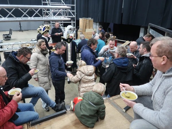 Eerste paal, snert van Henny en fotomoment Hofauto's Wiefferink